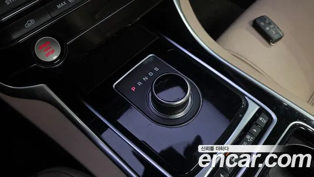 Jaguar XE 2018 thumb 9