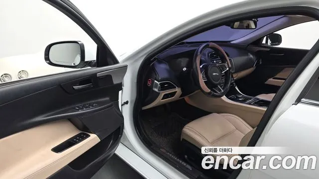 Jaguar XE 2018 thumb 10