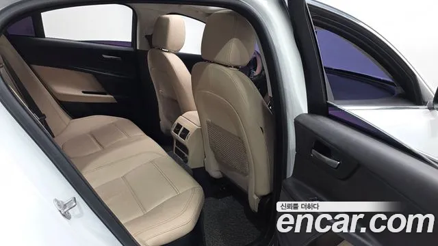 Jaguar XE 2018 thumb 11