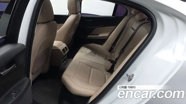 Jaguar XE 2018 thumb 12