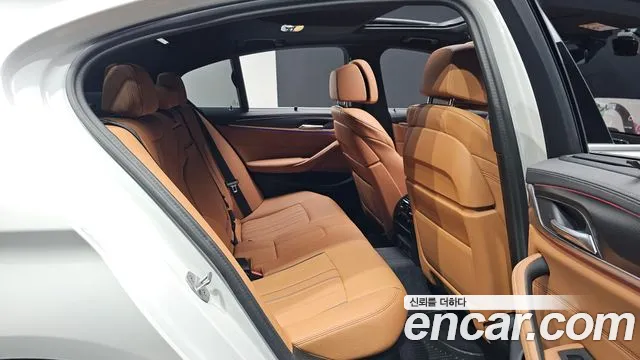 BMW 5-Series 2023 thumb 11