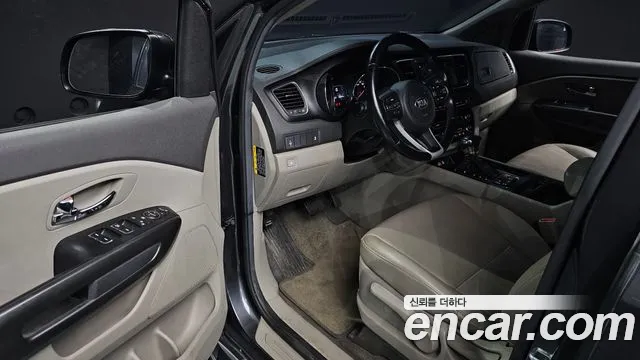 Kia Carnival 2016 thumb 10