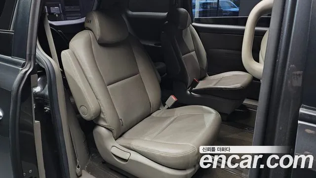 Kia Carnival 2016 thumb 11