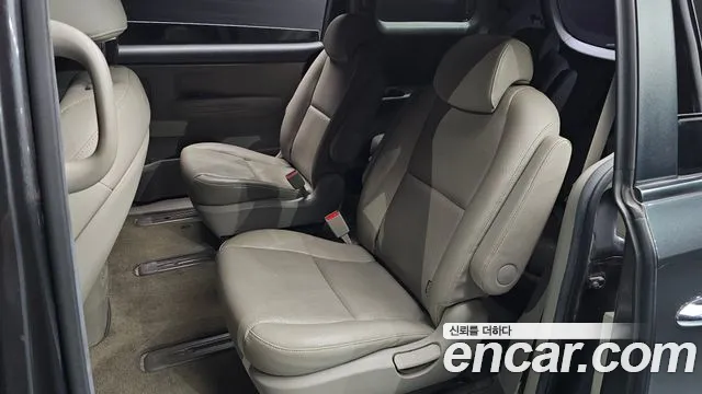 Kia Carnival 2016 thumb 12