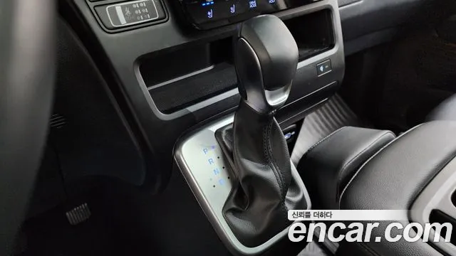 Hyundai Staria 2023 thumb 9