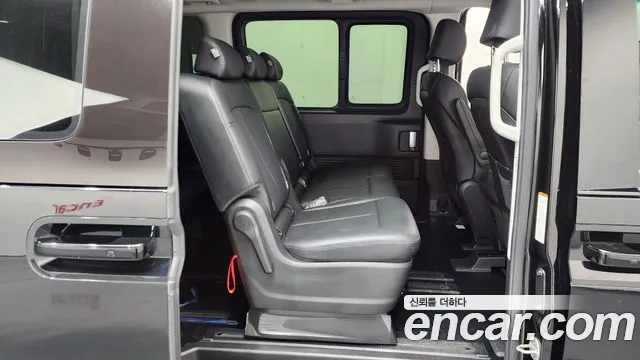 Hyundai Staria 2023 thumb 12