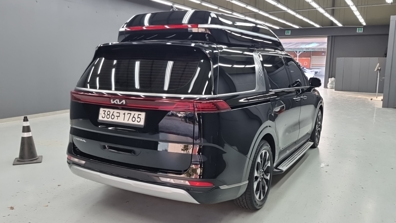 Kia Carnival 2023 thumb 2