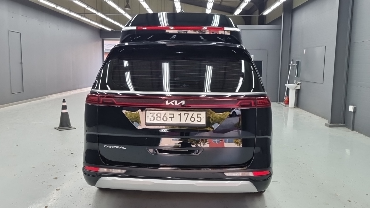 Kia Carnival 2023 thumb 4