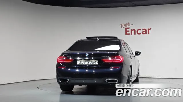 BMW 7-Series 2018 thumb 3