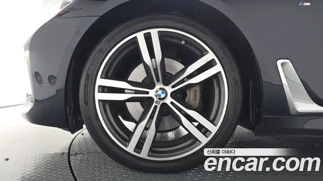 BMW 7-Series 2018 thumb 4