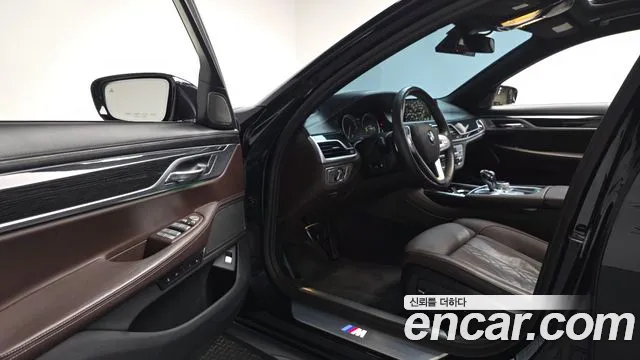 BMW 7-Series 2018 thumb 9