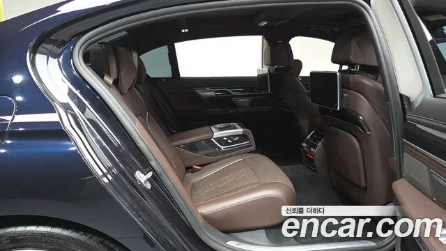 BMW 7-Series 2018 thumb 10
