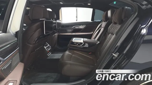 BMW 7-Series 2018 thumb 11