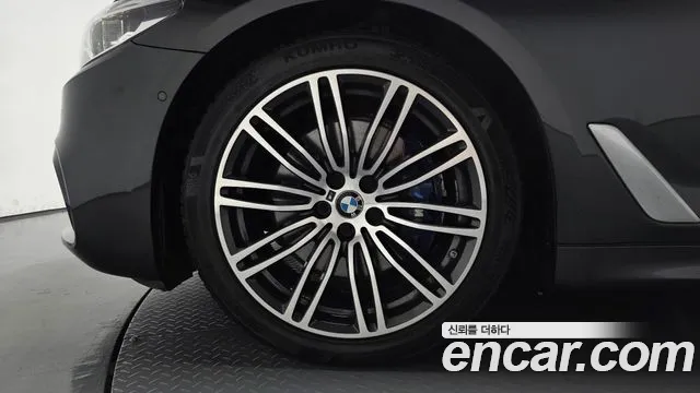 BMW 5-Series 2019 thumb 4