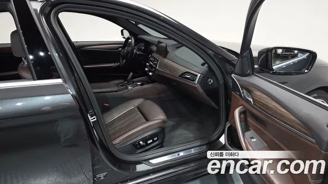 BMW 5-Series 2019 thumb 10