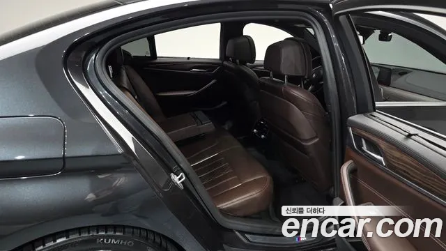 BMW 5-Series 2019 thumb 11