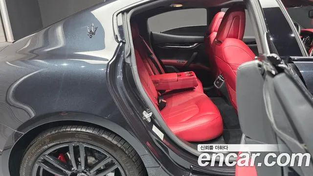 Maserati Ghibli 2022 thumb 11