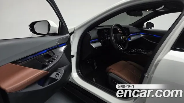 BMW 5-Series 2025 thumb 9