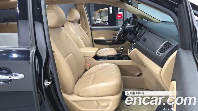 Kia Carnival 2017 thumb 10