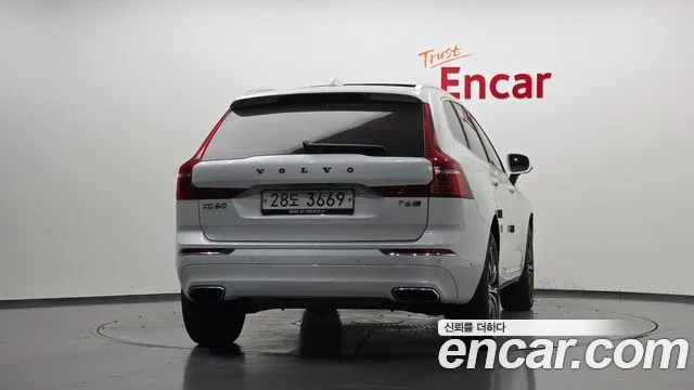 Volvo XC60 2018 thumb 4