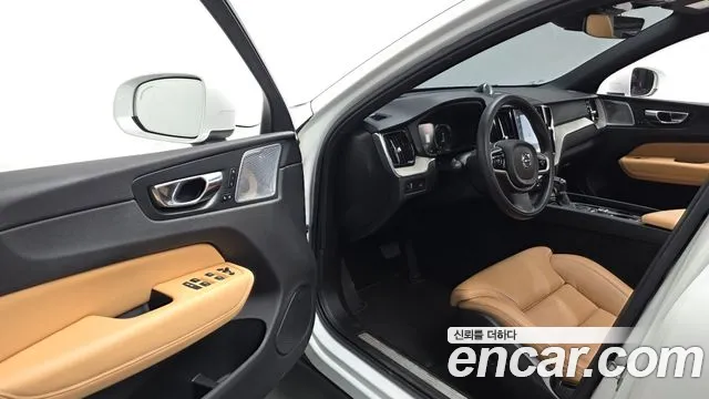 Volvo XC60 2018 thumb 10