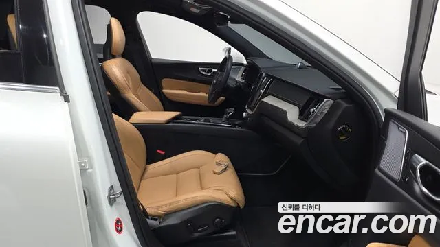 Volvo XC60 2018 thumb 11