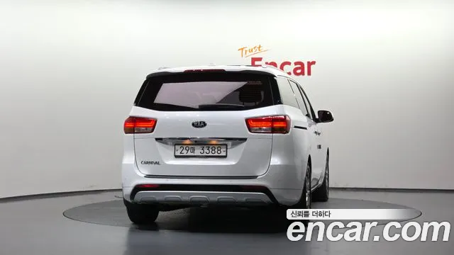 Kia Carnival 2017 thumb 4