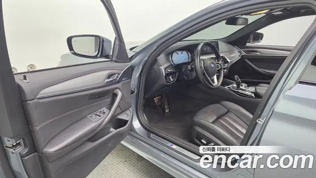 BMW 5-Series 2017 thumb 10