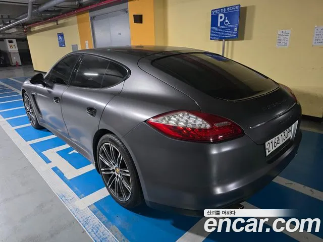 Porsche Panamera 2011 thumb 2