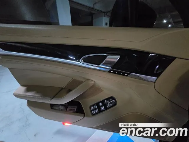 Porsche Panamera 2011 thumb 10