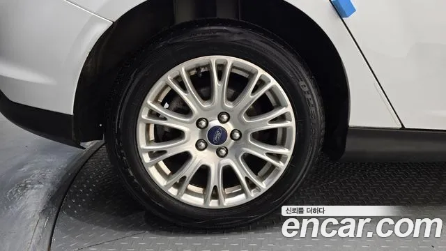 Ford Focus 2015 thumb 5