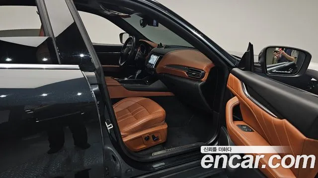 Maserati Levante 2019 thumb 10