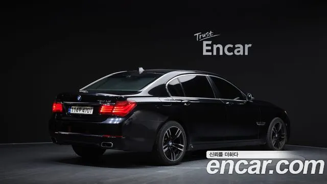 BMW 7-Series 2015 thumb 2
