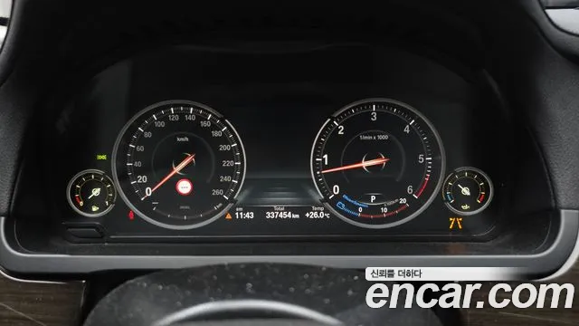 BMW 7-Series 2015 thumb 8