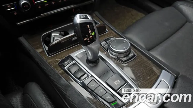 BMW 7-Series 2015 thumb 9