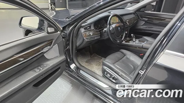 BMW 7-Series 2015 thumb 10