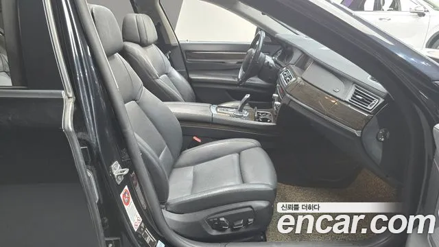 BMW 7-Series 2015 thumb 11