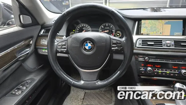 BMW 7-Series 2015 thumb 12