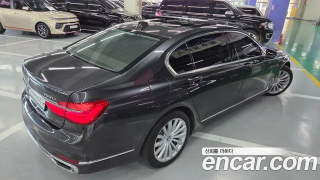 BMW 7-Series 2016 thumb 2