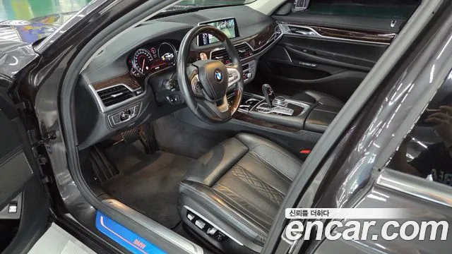 BMW 7-Series 2016 thumb 7