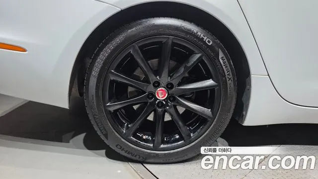 Jaguar XJ 2018 thumb 5
