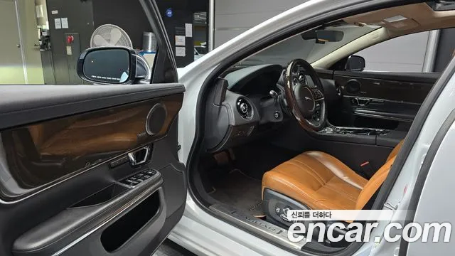 Jaguar XJ 2018 thumb 10