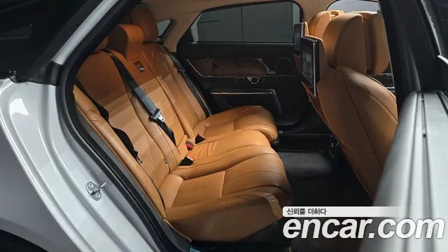 Jaguar XJ 2018 thumb 11