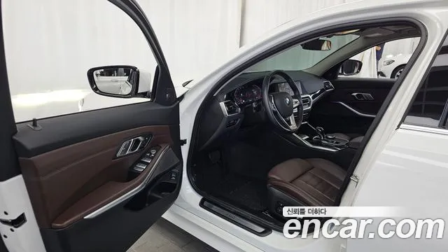 BMW 3-Series 2021 thumb 10