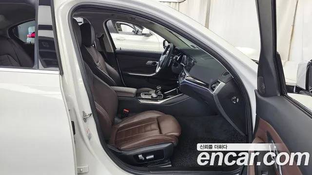 BMW 3-Series 2021 thumb 11