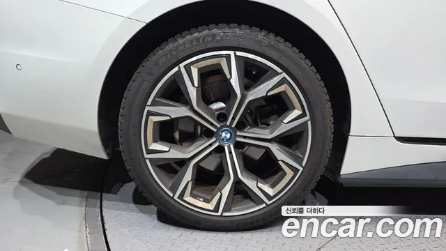 BMW i4 2022 thumb 5