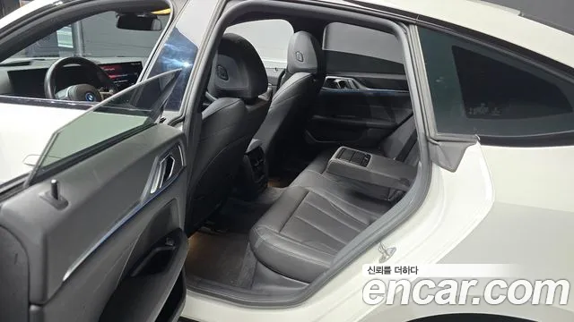 BMW i4 2022 thumb 12