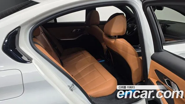 BMW 3-Series 2024 thumb 11