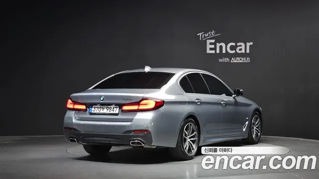 BMW 5-Series 2023 thumb 2