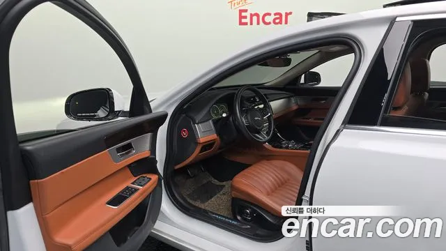 Jaguar XF 2020 thumb 10